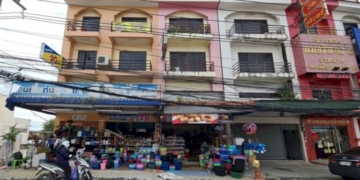 ผวาชายขับกระบะใช้ปืนรัวยิงขึ้นฟ้ากว่า-10-นัดสาวเจ้าของร้าน-20-บาทโร่แจ้ง-ตร.สัตหีบตามจับ