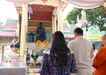ผู้ว่าฯ-คนใหม่ในจังหวัดภาคตะวันออกเข้าสักการะสิ่งศักดิ์สิทธิ์คู่บ้านคู่เมืองก่อนเริ่มทำงาน