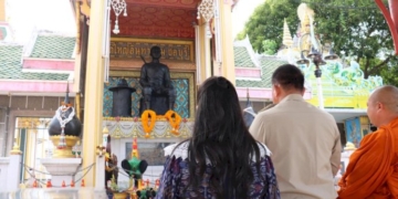 ผู้ว่าฯ-คนใหม่ในจังหวัดภาคตะวันออกเข้าสักการะสิ่งศักดิ์สิทธิ์คู่บ้านคู่เมืองก่อนเริ่มทำงาน