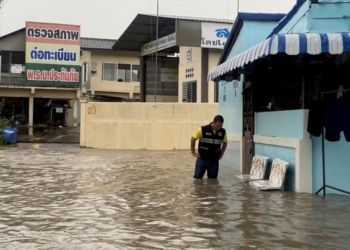 ฝนถล่มศรีราชา!-น้ำท่วมสูงเกือบเมตรเจ้าหน้าที่เร่งเปิดทางระบายน้ำ