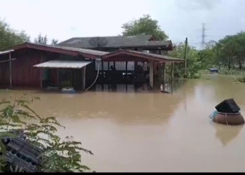 ชลบุรี-ฝนตกกระหน่ำ-ทำคลองส่งน้ำพัง-น้ำทะลักท่วมบ้านเรือน-ปชช.