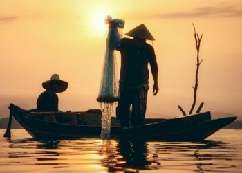 วิกฤติน้ำท่วมจับปลาขาย-ทอดแหรับ-5-หมื่นบาทต่อเดือน