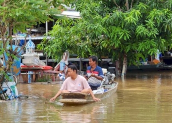 อ่วมอีกศรีราชา!-ฝนถล่มเมื่อช่วงเย็นที่ผ่านมาทำชุมชนในพื้นที่ต่ำถูกน้ำท่วมสูง