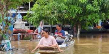 อ่วมอีกศรีราชา!-ฝนถล่มเมื่อช่วงเย็นที่ผ่านมาทำชุมชนในพื้นที่ต่ำถูกน้ำท่วมสูง