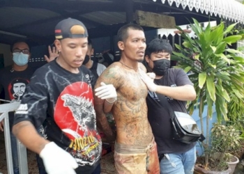 ตร.สัตหีบสนธิกำลังสยบไอ้คลั่งหลอนยาหวั่นมีคนตามฆ่าใช้มีดแทงแฟนสาวสาหัสจับขังเป็นตัวประกัน