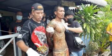 ตร.สัตหีบสนธิกำลังสยบไอ้คลั่งหลอนยาหวั่นมีคนตามฆ่าใช้มีดแทงแฟนสาวสาหัสจับขังเป็นตัวประกัน