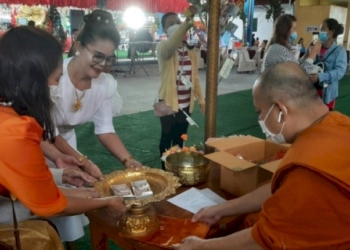 ฮือฮา!-แจกองค์ท้าวเวสสุวรรณ์ปลุกเสกเสกโดยพระอาจาย์แจ้-หลวงปู่ฮก-ให้ปชช.ร่วมทำบุญกฐิน