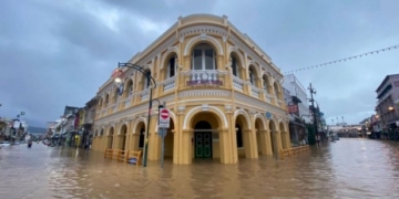 เดือดร้อนทะลุ4แสนครัวเรือน-น้ำท่วม59จังหวัด-ภูเก็ตเจอฝนกระหน่ำจมบาดาล
