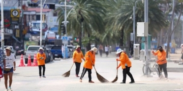 หวั่นธรรมชาติพังหลังท่องเที่ยวฟื้น-นายกพัทยาสั่งร่มเตียงชายหาดหยุดบริการวันพุธ