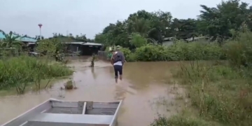 ชลบุรี-ฝนตกกระหน่ำ-ทำคลองส่งน้ำพัง-น้ำทะลักท่วมบ้านเรือน-ปชช.