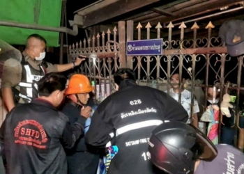 ยกย่องฮีโร่หนุ่มเห็นเพลิงลุกไหม้ร้านก๋วยเตี๋ยว-ปีนกำแพงเข้าร้านช่วยดับทัน-|-เดลินิวส์