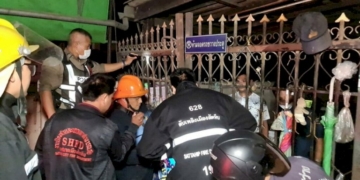 ยกย่องฮีโร่หนุ่มเห็นเพลิงลุกไหม้ร้านก๋วยเตี๋ยว-ปีนกำแพงเข้าร้านช่วยดับทัน-|-เดลินิวส์