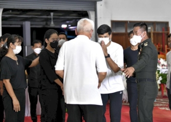 นายกวิทยา-พา-วรวุฒิ-สุขุนา-กราบขอขมาผู้เสียชีวิต-บวชหน้าไฟในพิธีฌาปนกิจ-|-goal.com-ภาษาไทย
