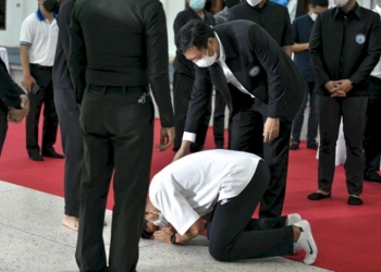 'วิทยา'-ปธ.ชลบุรี-พา-'วรวุฒิ'-กราบขอขมาศพผู้เสียชีวิต