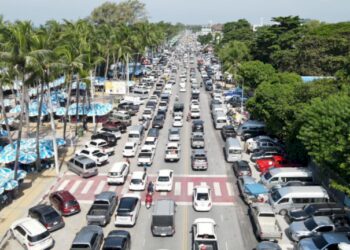 “บางแสน”-คนทะลัก-แห่เที่ยววันหยุด-ทำรถติดยาวหลายชั่วโมง-จนต้องปิดถนนชั่วคราว
