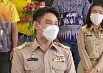 ผู้ว่าฯชลบุรี-สั่งเด้ง-'ปลัดอำเภอสัตหีบ'-เข้ากรุ-เซ่นถูกจับรีดเงินพูลวิลล่า-แลกใบอนุญาต