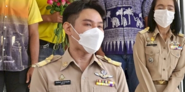 ผู้ว่าฯชลบุรี-สั่งเด้ง-'ปลัดอำเภอสัตหีบ'-เข้ากรุ-เซ่นถูกจับรีดเงินพูลวิลล่า-แลกใบอนุญาต