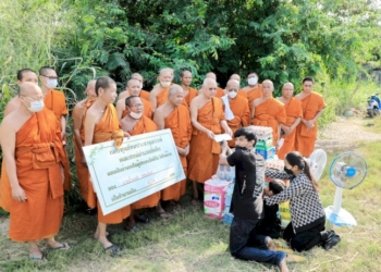 พระมาโปรด-คณะสงฆ์อำเภอสัตหีบ-ร่วมบริจาคเงิน-สิ่งของ-ช่วยเหลือครอบครัวบ้านถูกเพลิงไหม้วอด-–-topnews