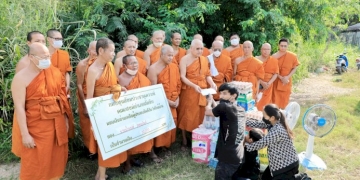 พระมาโปรด-คณะสงฆ์อำเภอสัตหีบ-ร่วมบริจาคเงิน-สิ่งของ-ช่วยเหลือครอบครัวบ้านถูกเพลิงไหม้วอด-–-topnews