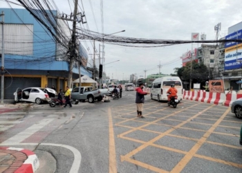 พ่อค้าก๋วยเตี๋ยว-กลับจากจ่ายตลาด-ขับกระบะ-วูบ-ชนเก๋ง-อัดเสาไฟ-พังยับ-หมูกระจาย