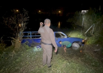 กระบะหลุดโค้งตกสระบัวของสนามบินเล็กหนองปรือคนขับทิ้งรถหนี