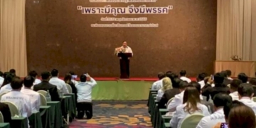 “เป็นดอกไม้ที่รอวันบาน”-จาก-“เด็กกิจกรรม”-สู่-“หมออนามัย”-ขายหมูปิ้ง-โกยความสุข