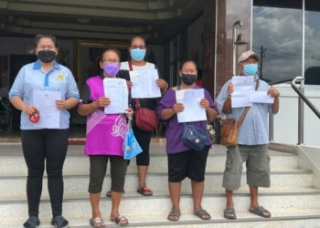 ชาวบ้านพนัสนิคมรวมตัวร้องตำรวจ-ถูกมิจฉาชีพอ้างเป็นทีมงานผู้สมัคร-สส.หลอกเอาบัตรประชาชนเปิดบัญชีม้า