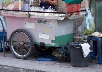 คนพื้นที่วอนจัดระเบียบฟุตปาทริมถนนกาญจนวนิช-มีแต่แผงลอยจนคนต้องลงมาเดินบนถนนแทน
