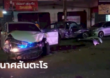 เมียเก่าขับไล่ชนเก๋งอดีตสามี-แค้นมาง้อคืนดีแต่ควงหญิงใหม่-หนีจนเสยรถชาวบ้านพังยับ
