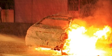 ระทึก!-สาวซิ่งเบนซ์หรู-ฝ่าสายฝนชนอัดเสาไฟ-รถบัส-เพลิงลุกท่วมไหม้วอดทั้งคัน