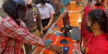 รวบทันควัน-!!!-คนร้ายบุกเดี่ยวชิงทอง-7-บาทห้างโลตัสพนัสนิคม