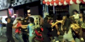 ตบสู้ไม่ได้!-สาวอะโกโก้ทะเลาะกัน-เรียกแฟนหนุ่มเคลียร์ไม่ลงตัวแทงกันบาดเจ็บ