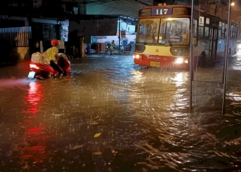 ฝนตกหนัก!-รถส่งน้ำแข็งขับผ่านฝายน้ำล้นถูกซัดตกทั้งคัน-มีผู้สูญหาย-2-ราย