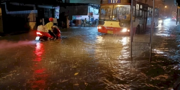 ฝนตกหนัก!-รถส่งน้ำแข็งขับผ่านฝายน้ำล้นถูกซัดตกทั้งคัน-มีผู้สูญหาย-2-ราย