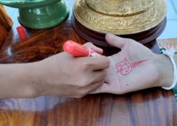 แรงศรัทธา!-ชาวบ้านสายมู-แห่เจิมมือ-นะจินดามณีใหญ่-หวังสบโชคดี-มีโชคลาภ