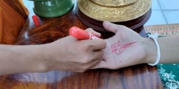 แรงศรัทธา!-ชาวบ้านสายมู-แห่เจิมมือ-นะจินดามณีใหญ่-หวังสบโชคดี-มีโชคลาภ