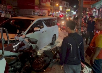 ดาราสาว-“แอล-กมลวรรณ”-ขับอัลพาร์ดชนยับ-จยย.จอดริมถนนที่ชลบุรี-8-คันรวด