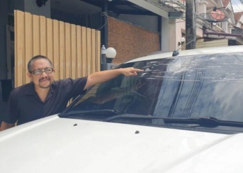 ตร.สัตหีบสนธิกำลังสยบไอ้คลั่งหลอนยาหวั่นมีคนตามฆ่า-ใช้มีดแทงแฟนสาวสาหัส-จับขังเป็นตัวประกัน