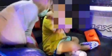หนุ่มใหญ่ขับกระบะรับลูกถูกล้อปริศนาพุ่งเข้าใส่เสียหลักชนแท่งบริเออร์เจ็บยกคัน