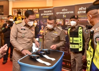 ตร.สืบสวนภาค-2-รวบผู้ต้องหานำธนบัตรดอลลาร์ปลอมขึ้นเงินธนาคารเสียหายหลายล้าน