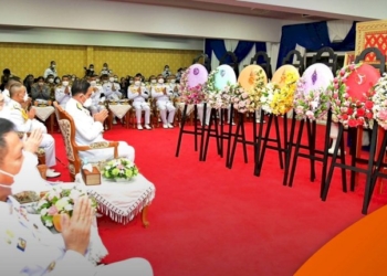 “ในหลวง”-พระราชทานพวงมาลาหน้าหีบศพ-6-ราชนาวี