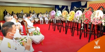“ในหลวง”-พระราชทานพวงมาลาหน้าหีบศพ-6-ราชนาวี