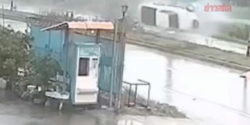 กำลังจะไปอวยพรวันเกิดลูกสาว-หนุ่มขับกระบะพุ่งเสยตอม่อ-ตัวกระเด็นออกนอกรถดับ 