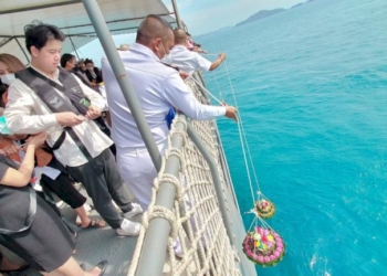 กองทัพเรือนำเรือหลวงปัตตานีนำอัฐิ-3-กำลังพลเรือหลวงสุโขทัย-ลอยอังคาร-ณ-อ่าวสัตหีบ