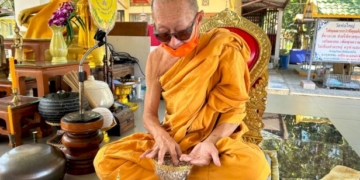เจ้าอาวาส-แจงคลิปนำเม็ดหินใส่ตาลูกศิษย์-อ้างเป็นพระบรมสารีริกธาตุของแท้