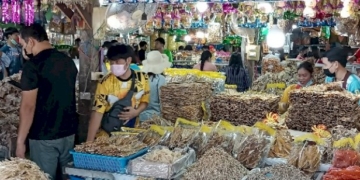 สุดคึกคัก!-หนุ่มสาวชาวโรงงานเขตศรีราชา-แห่ซื้ออาหารทะเลสด-แห้งกลับภูมิลำเนา
