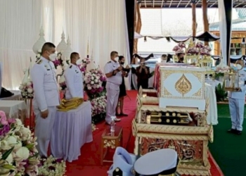 พระราชทานเพลิงศพ-“หมอแชมป์”-แม่สุดเศร้ากอดธงชาติคลุมศพลูกไว้แน่น-–-ข่าวสด