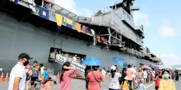 เด็กๆสุดตื่นตาตื่นใจ-แห่ชมเรือรบโผล่อวดโฉม-ที่ท่าเทียบเรือจุกเสม็ด