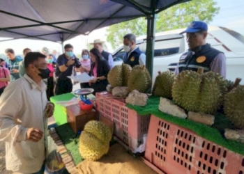 รอง-ผวจ.ระยองตรวจแผงขายทุเรียนริมถนนบายพาสสาย-36-หลังชาวบ้านร้องเจอทุเรียนอ่อน
