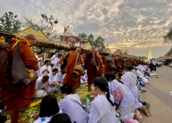 สาธุบุญ!จาริกธรรมยาตราขบวนสงฆ์กว่า-500-รูปธุดงค์จากสกลนครถึงวัดพระธาตุพนม